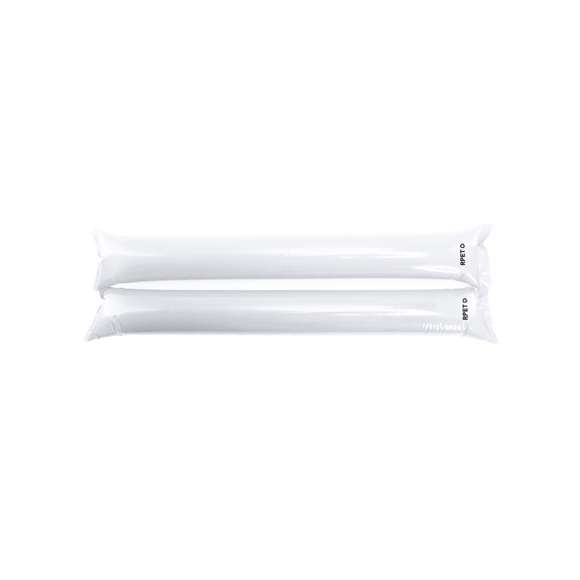 Par de bastom sticks/aplaudidores en resistente RPET y ruidoso material de color blanco. Reutilizables y con válvula de inflado incluida.El material RPET se elabora a partir de plástico reciclado, para así fomentar la reutilización de residuos plásticos y ayudar a la sostenibilidad del planeta. Presentado en bolsa de papel reciclada.