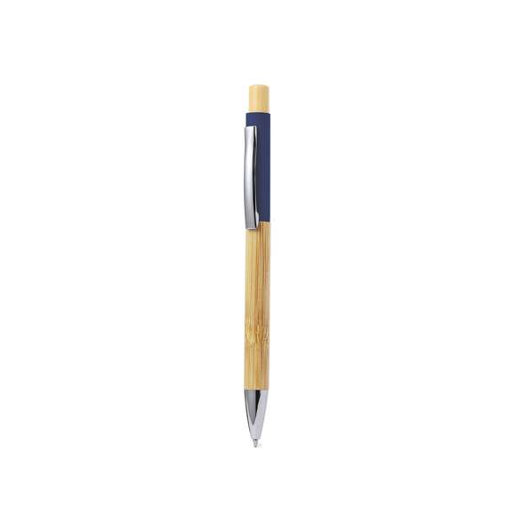 Elegante bolígrafo fabricado en bambú. Cuerpo en resistente aluminio de acabado goma y empuñadura en bambú, con la caña en una amplia gama de distintivos colores. Clip metálico, con mecanismo pulsador y en tinta azul. Presentado en bolsa individual reciclada.Materiales como el bambú fomentan la utilización de materias primas naturales, reduciendo las emisiones contaminantes. Proviene de una planta de gran resistencia y versatilidad, con crecimiento y regeneración rápidos, siendo una excelente alternativa al uso de madera tradicional.