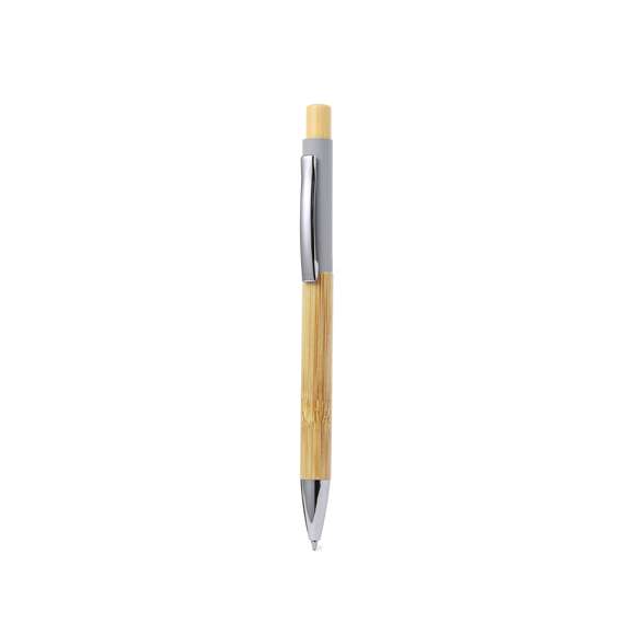 Elegante bolígrafo fabricado en bambú. Cuerpo en resistente aluminio de acabado goma y empuñadura en bambú, con la caña en una amplia gama de distintivos colores. Clip metálico, con mecanismo pulsador y en tinta azul. Presentado en bolsa individual reciclada.Materiales como el bambú fomentan la utilización de materias primas naturales, reduciendo las emisiones contaminantes. Proviene de una planta de gran resistencia y versatilidad, con crecimiento y regeneración rápidos, siendo una excelente alternativa al uso de madera tradicional.