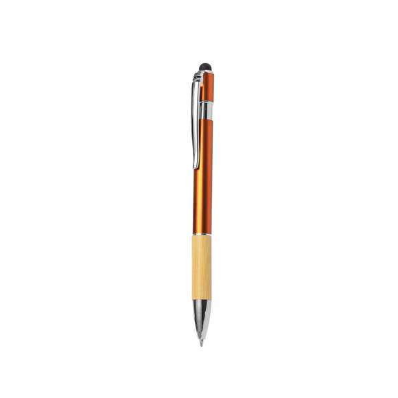 Elegante bolígrafo puntero de bambú y aluminio con mecanismo pulsador. Cuerpo en resistente aluminio de acabado brillante y empuñadura en bambú con puntero en la parte superior en negro. Caña en una amplia gama de distintivos colores metálicos. Clip metálico, con pulsador retráctil y en tinta azul. Presentado en bolsa individual reciclada.Materiales como el bambú fomentan la utilización de materias primas naturales, reduciendo las emisiones contaminantes. Proviene de una planta de gran resistencia y versatilidad, con crecimiento y regeneración rápidos, siendo una excelente alternativa al uso de madera tradicional.