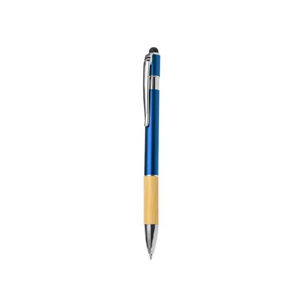 Elegante bolígrafo puntero de bambú y aluminio con mecanismo pulsador. Cuerpo en resistente aluminio de acabado brillante y empuñadura en bambú con puntero en la parte superior en negro. Caña en una amplia gama de distintivos colores metálicos. Clip metálico, con pulsador retráctil y en tinta azul. Presentado en bolsa individual reciclada.Materiales como el bambú fomentan la utilización de materias primas naturales, reduciendo las emisiones contaminantes. Proviene de una planta de gran resistencia y versatilidad, con crecimiento y regeneración rápidos, siendo una excelente alternativa al uso de madera tradicional.