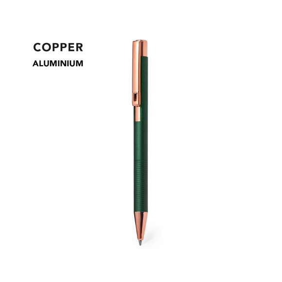 Excelente bolígrafo de aluminio con mecanismo pulsador. Cuerpo en resistente aluminio de acabado mate con elementos decorativos de elegante acabado color cobre, con la caña en una amplia gama de distintivos colores. Clip metálico, con pulsador retráctil de tinta azul y carga jumbo. Presentado en una bolsa individual reciclada.