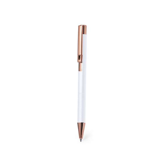 Excelente bolígrafo de aluminio con mecanismo pulsador. Cuerpo en resistente aluminio de acabado mate con elementos decorativos de elegante acabado color cobre, con la caña en una amplia gama de distintivos colores. Clip metálico, con pulsador retráctil de tinta azul y carga jumbo. Presentado en una bolsa individual reciclada.