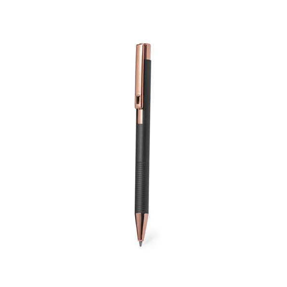 Excelente bolígrafo de aluminio con mecanismo pulsador. Cuerpo en resistente aluminio de acabado mate con elementos decorativos de elegante acabado color cobre, con la caña en una amplia gama de distintivos colores. Clip metálico, con pulsador retráctil de tinta azul y carga jumbo. Presentado en una bolsa individual reciclada.