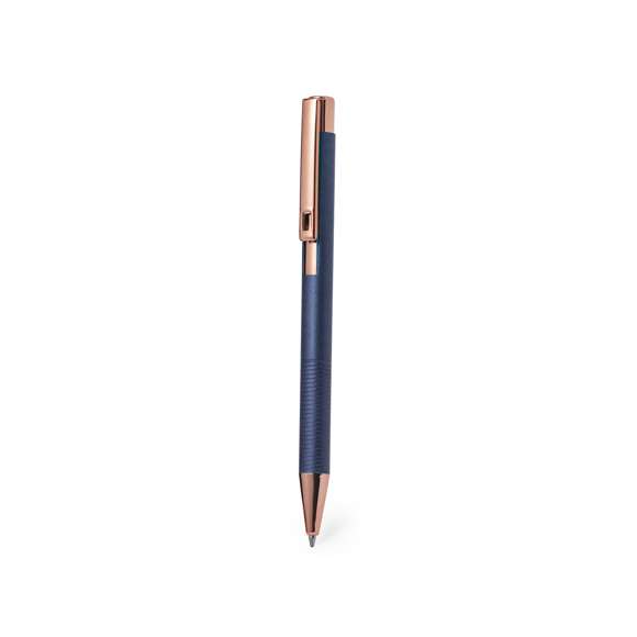 Excelente bolígrafo de aluminio con mecanismo pulsador. Cuerpo en resistente aluminio de acabado mate con elementos decorativos de elegante acabado color cobre, con la caña en una amplia gama de distintivos colores. Clip metálico, con pulsador retráctil de tinta azul y carga jumbo. Presentado en una bolsa individual reciclada.