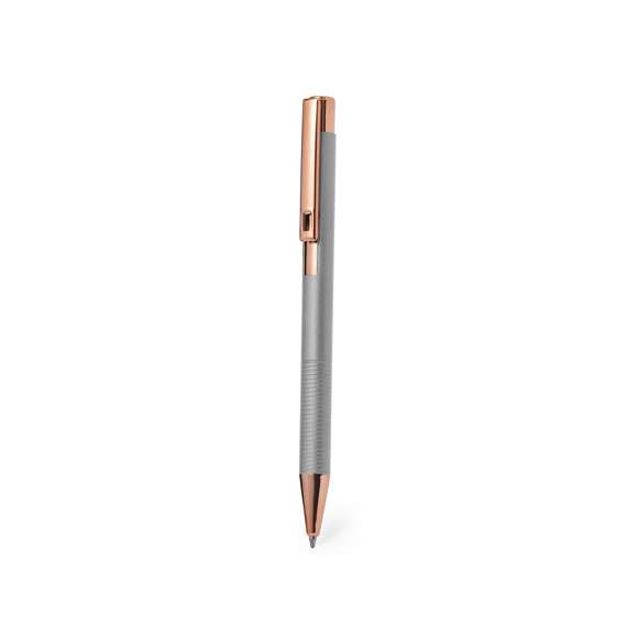 Excelente bolígrafo de aluminio con mecanismo pulsador. Cuerpo en resistente aluminio de acabado mate con elementos decorativos de elegante acabado color cobre, con la caña en una amplia gama de distintivos colores. Clip metálico, con pulsador retráctil de tinta azul y carga jumbo. Presentado en una bolsa individual reciclada.