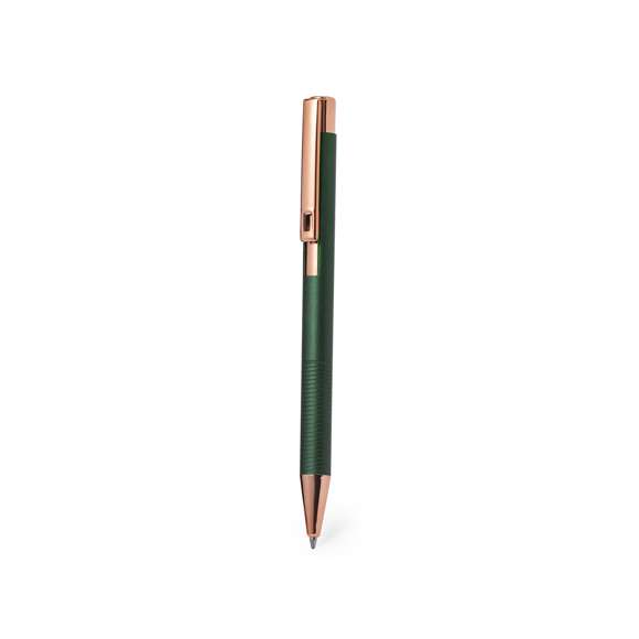 Excelente bolígrafo de aluminio con mecanismo pulsador. Cuerpo en resistente aluminio de acabado mate con elementos decorativos de elegante acabado color cobre, con la caña en una amplia gama de distintivos colores. Clip metálico, con pulsador retráctil de tinta azul y carga jumbo. Presentado en una bolsa individual reciclada.