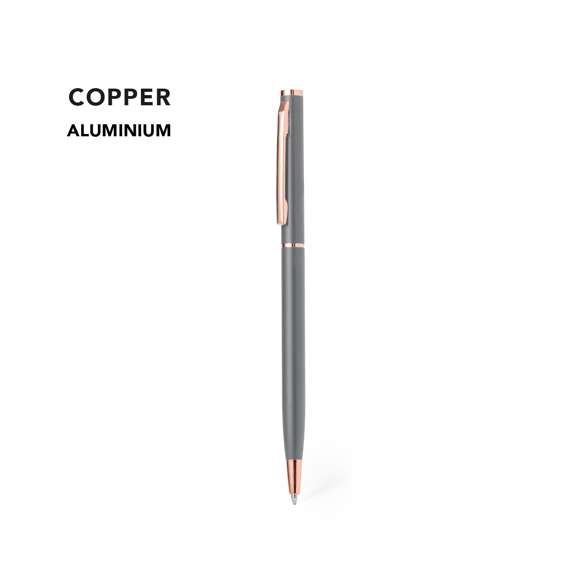 Excelente bolígrafo de aluminio con mecanismo giratorio. Cuerpo en resistente aluminio de acabado mate con elementos decorativos de elegante acabado color cobre, con la caña en una amplia gama de distintivos colores. Clip metálico y de tinta azul. Presentado en una bolsa individual reciclada.