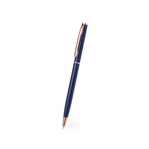 Excelente bolígrafo de aluminio con mecanismo giratorio. Cuerpo en resistente aluminio de acabado mate con elementos decorativos de elegante acabado color cobre, con la caña en una amplia gama de distintivos colores. Clip metálico y de tinta azul. Presentado en una bolsa individual reciclada.