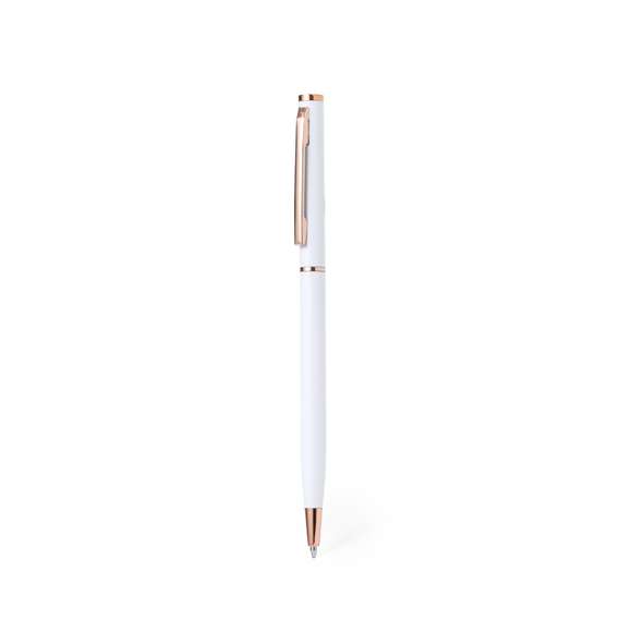 Excelente bolígrafo de aluminio con mecanismo giratorio. Cuerpo en resistente aluminio de acabado mate con elementos decorativos de elegante acabado color cobre, con la caña en una amplia gama de distintivos colores. Clip metálico y de tinta azul. Presentado en una bolsa individual reciclada.