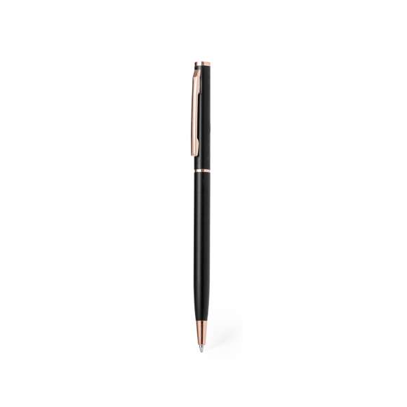 Excelente bolígrafo de aluminio con mecanismo giratorio. Cuerpo en resistente aluminio de acabado mate con elementos decorativos de elegante acabado color cobre, con la caña en una amplia gama de distintivos colores. Clip metálico y de tinta azul. Presentado en una bolsa individual reciclada.