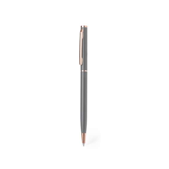 Excelente bolígrafo de aluminio con mecanismo giratorio. Cuerpo en resistente aluminio de acabado mate con elementos decorativos de elegante acabado color cobre, con la caña en una amplia gama de distintivos colores. Clip metálico y de tinta azul. Presentado en una bolsa individual reciclada.