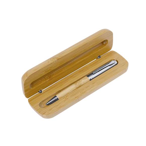 Elegante bolígrafo de bambú y metal con mecanismo giratorio. Cuerpo en resistente metal de acabado brillo y empuñadura en bambú . Clip metálico y en tinta azul. Presentado individualmente en un estuche de bambú.Materiales como el bambú fomentan la utilización de materias primas naturales, reduciendo las emisiones contaminantes. Proviene de una planta de gran resistencia y versatilidad, con crecimiento y regeneración rápidos, siendo una excelente alternativa al uso de madera tradicional.