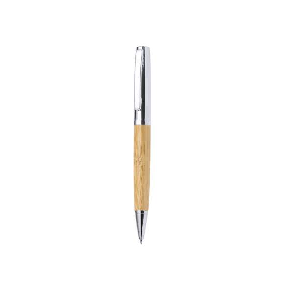 Elegante bolígrafo de bambú y metal con mecanismo giratorio. Cuerpo en resistente metal de acabado brillo y empuñadura en bambú . Clip metálico y en tinta azul. Presentado individualmente en un estuche de bambú.Materiales como el bambú fomentan la utilización de materias primas naturales, reduciendo las emisiones contaminantes. Proviene de una planta de gran resistencia y versatilidad, con crecimiento y regeneración rápidos, siendo una excelente alternativa al uso de madera tradicional.