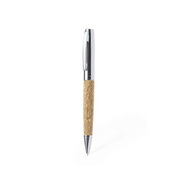 Elegante bolígrafo de corcho y metal con mecanismo giratorio. Cuerpo en resistente metal de acabado brillo y empuñadura en corcho. Clip metálico y en tinta azul. Presentado individualmente en un estuche de corcho.Elaborado con elementos vegetales para así fomentar la utilización de materias primas naturales y reducir las emisiones contaminantes.