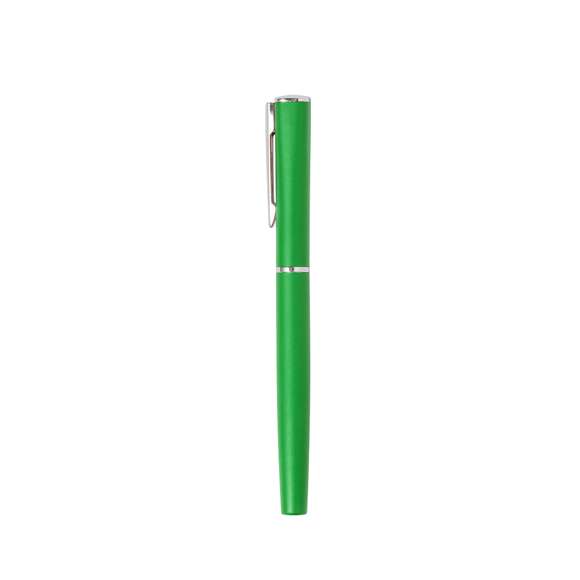 Roller de capucha fabricado en aluminio. De alegre diseño bicolor, con cuerpo de suave acabado en llamativos colores y accesorios en color plateado brillante. En tinta gel azul y presentado individualmente en bolsa reciclada.