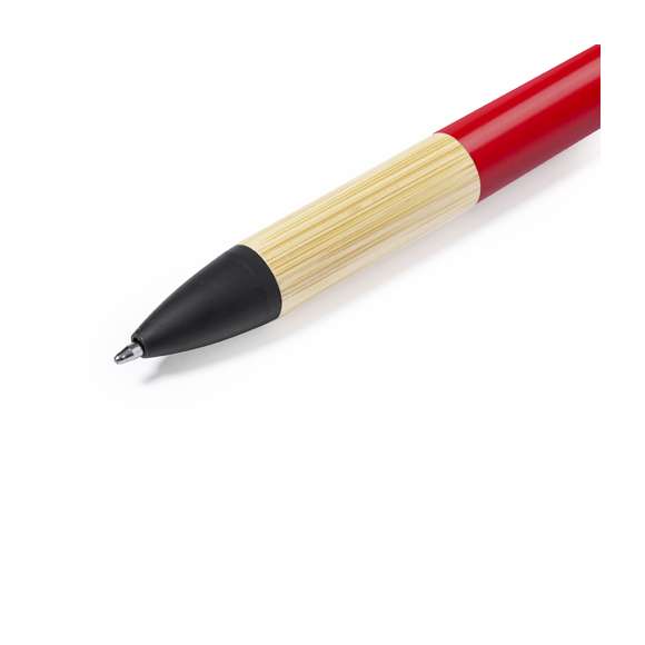 Práctico bolígrafo puntero con 3 tintas diferentes, hecho en bambú. De mecanismo pulsador con posibilidad de elegir entre tinta azul, roja o negra, con pulsadores a juego. Empuñadura en suave bambú, clip y punta en elegante negro y caña de variados y llamativos colores. Parte superior con puntero.Materiales como el bambú fomentan la utilización de materias primas naturales, reduciendo las emisiones contaminantes. Proviene de una planta de gran resistencia y versatilidad, con crecimiento y regeneración rápidos, siendo una excelente alternativa al uso de madera tradicional.