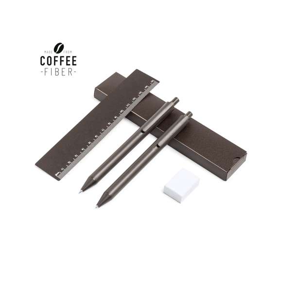 Set de bolígrafo, portaminas y regla, fabricados en fibra de café. Bolígrafo en tinta azul y portaminas con 2 minas incluidas de 0,7mm, ambos con clip. Incluye una práctica regla de 15 cm y útil goma. Presentado en estuche individual de fibra de café. Logotipo fibra de café en la parte superior del bolígrafo y portaminas.La fibra de café es una solución circular que se obtiene de la utilización de los residuos producidos en la obtención del café. Una alternativa sostenible que favorece la reducción del uso de plásticos, ahorrando energía en su proceso de fabricación y contribuyendo al cuidado del medio ambiente.