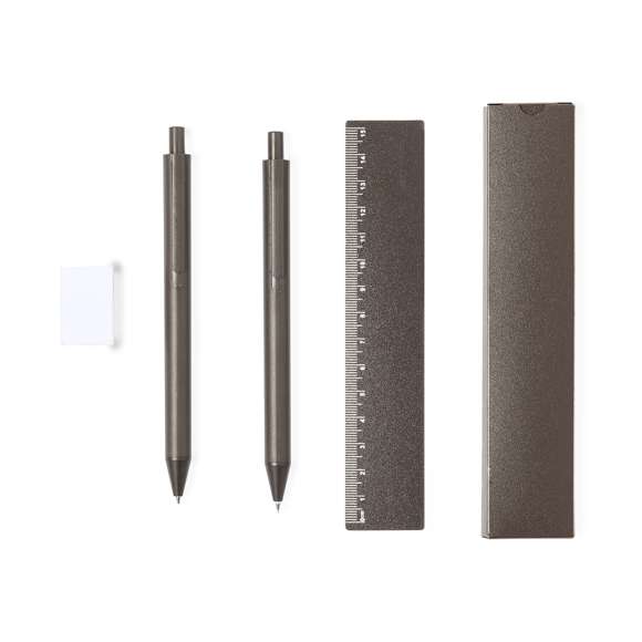 Set de bolígrafo, portaminas y regla, fabricados en fibra de café. Bolígrafo en tinta azul y portaminas con 2 minas incluidas de 0,7mm, ambos con clip. Incluye una práctica regla de 15 cm y útil goma. Presentado en estuche individual de fibra de café. Logotipo fibra de café en la parte superior del bolígrafo y portaminas.La fibra de café es una solución circular que se obtiene de la utilización de los residuos producidos en la obtención del café. Una alternativa sostenible que favorece la reducción del uso de plásticos, ahorrando energía en su proceso de fabricación y contribuyendo al cuidado del medio ambiente.