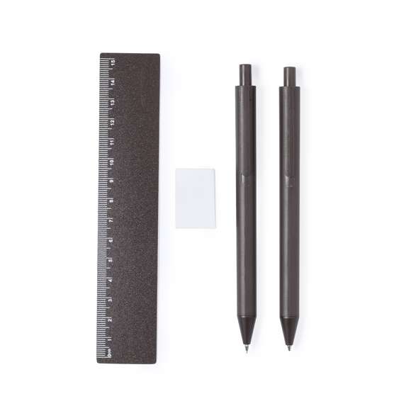 Set de bolígrafo, portaminas y regla, fabricados en fibra de café. Bolígrafo en tinta azul y portaminas con 2 minas incluidas de 0,7mm, ambos con clip. Incluye una práctica regla de 15 cm y útil goma. Presentado en estuche individual de fibra de café. Logotipo fibra de café en la parte superior del bolígrafo y portaminas.La fibra de café es una solución circular que se obtiene de la utilización de los residuos producidos en la obtención del café. Una alternativa sostenible que favorece la reducción del uso de plásticos, ahorrando energía en su proceso de fabricación y contribuyendo al cuidado del medio ambiente.