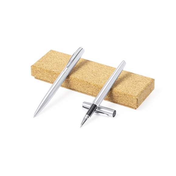Set de bolígrafo y roller fabricados en Acero Inox Reciclado. Bolígrafo de mecanismo giratorio y roller con capucha, ambos con clip metálico y en tinta azul, con cuerpo de acabado brillante y logotipo Acero Inox Reciclado incluido. Presentados en un estuche de corcho.El acero es uno de los materiales más demandados y que puede encontrarse casi en todas partes, desde productos de uso diario a grandes construcciones. Con innumerables propiedades, entre las que cabe destacar la durabilidad y su alto grado de reutilización, convirtiéndolo en una alternativa muy valorada en soluciones de sostenibilidad. Debidamente tratado, permite obtener nuevos recursos de infinita utilización.
