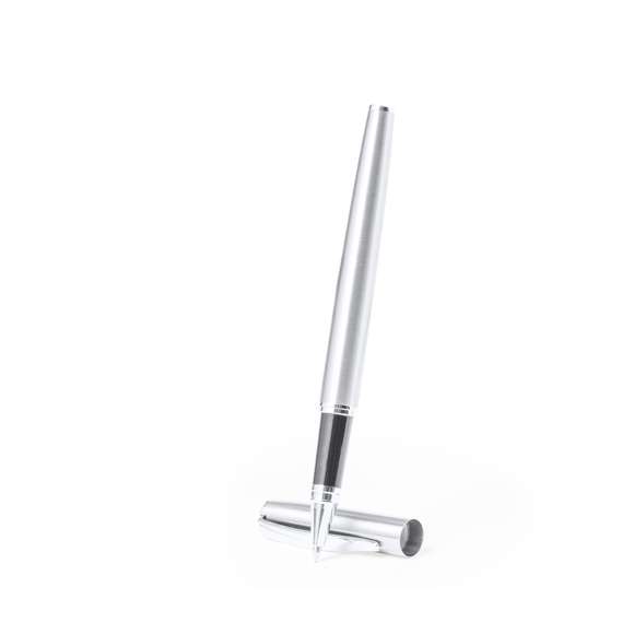 Set de bolígrafo y roller fabricados en Acero Inox Reciclado. Bolígrafo de mecanismo giratorio y roller con capucha, ambos con clip metálico y en tinta azul, con cuerpo de acabado brillante y logotipo Acero Inox Reciclado incluido. Presentados en un estuche de corcho.El acero es uno de los materiales más demandados y que puede encontrarse casi en todas partes, desde productos de uso diario a grandes construcciones. Con innumerables propiedades, entre las que cabe destacar la durabilidad y su alto grado de reutilización, convirtiéndolo en una alternativa muy valorada en soluciones de sostenibilidad. Debidamente tratado, permite obtener nuevos recursos de infinita utilización.
