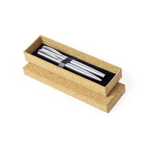 Set de bolígrafo y roller fabricados en Acero Inox Reciclado. Bolígrafo de mecanismo giratorio y roller con capucha, ambos con clip metálico y en tinta azul, con cuerpo de acabado brillante y logotipo Acero Inox Reciclado incluido. Presentados en un estuche de corcho.El acero es uno de los materiales más demandados y que puede encontrarse casi en todas partes, desde productos de uso diario a grandes construcciones. Con innumerables propiedades, entre las que cabe destacar la durabilidad y su alto grado de reutilización, convirtiéndolo en una alternativa muy valorada en soluciones de sostenibilidad. Debidamente tratado, permite obtener nuevos recursos de infinita utilización.