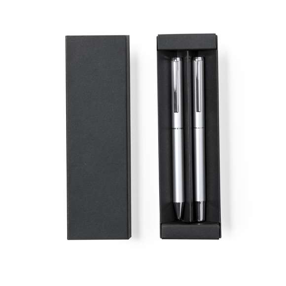 Set de bolígrafo y roller fabricados en Aluminio Reciclado. Bolígrafo de mecanismo giratorio y roller con capucha, ambos equipados con un clip metálico. Ambos cuentan con tinta azul y presentan un cuerpo de acabado brillante, con logotipo Aluminio Reciclado. Presentados en una caja individual kraft. El Aluminio Reciclado es un material con posibilidades de reciclaje casi infinitas, sin perder sus propiedades originales y consumiendo menos energía en este proceso.Certificación GRS (Global Recycled Standard / Estándar de Reciclaje Global), que garantiza el origen reciclado del material usado para fabricar el producto.
