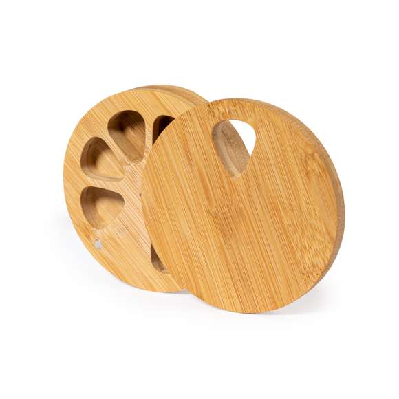 Compacto pastillero de bambú semanal. Estuche en forma de cilindro con 7 compartimentos separados entre sí, de fácil acceso girando la tapa. Permanece cerrado gracias a su cierre imantado. Presentado en una caja de diseño kraft.