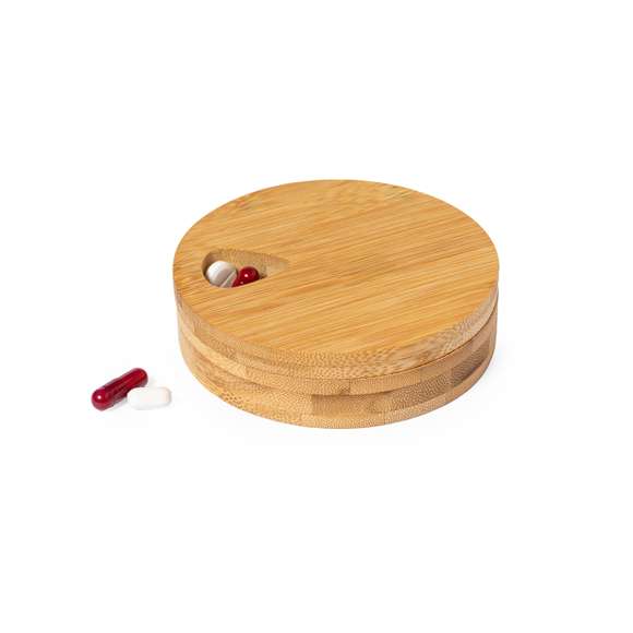Compacto pastillero de bambú semanal. Estuche en forma de cilindro con 7 compartimentos separados entre sí, de fácil acceso girando la tapa. Permanece cerrado gracias a su cierre imantado. Presentado en una caja de diseño kraft.