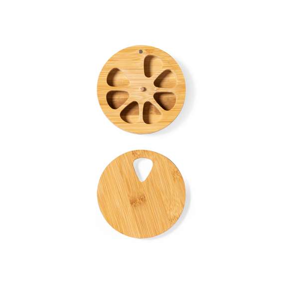 Compacto pastillero de bambú semanal. Estuche en forma de cilindro con 7 compartimentos separados entre sí, de fácil acceso girando la tapa. Permanece cerrado gracias a su cierre imantado. Presentado en una caja de diseño kraft.