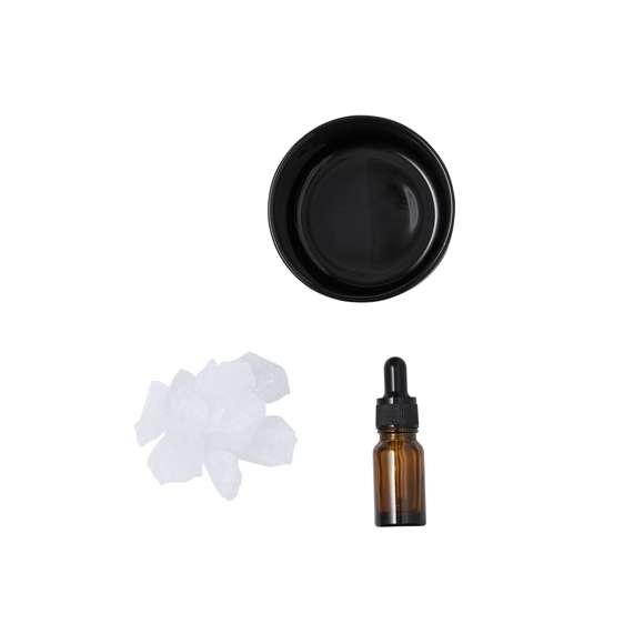 Difusor aromático natural. Utilizando la inducción natural permite la difusión del aroma, aplicando unas gotas sobre las piedras de cristal. Incluye 10 piedras de cristal, un cuenco y 10 ml de aceite aromático con fragancia a lavanda. Presentado en caja de diseño kraft.
