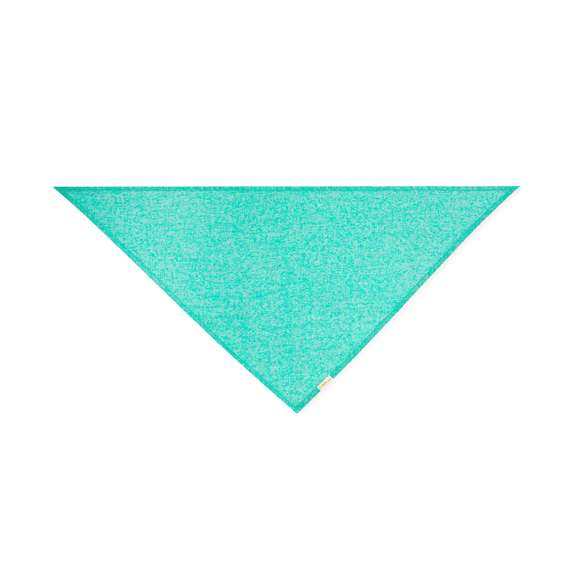 Pañoleta tamaño extra de diseño tirangular fabricada en algodón reciclado. Confeccionada en vivos y variados colores, con etiqueta distintiva. Pespuntes de refuerzo en los laterales.