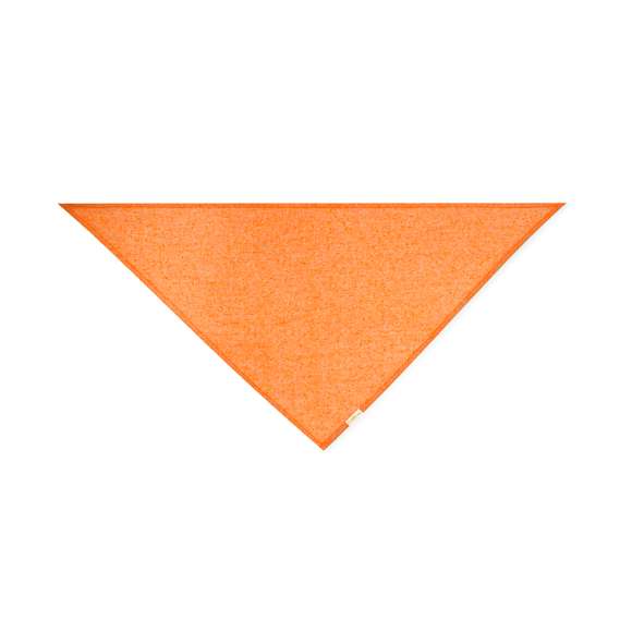Pañoleta tamaño extra de diseño tirangular fabricada en algodón reciclado. Confeccionada en vivos y variados colores, con etiqueta distintiva. Pespuntes de refuerzo en los laterales.