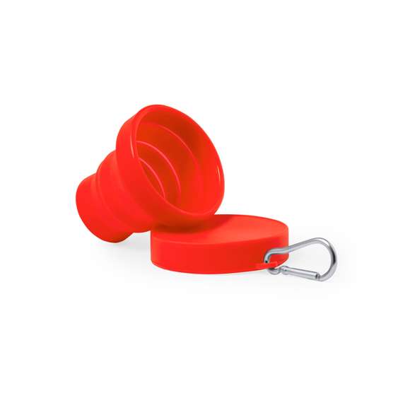 Vaso plegable de 160 ml de capacidad. Fabricado en silicona de alta calidad con tapón a juego. Con cuerpo flexible de acabado mate, este vaso puede ser plegado para un cómodo y sencillo almacenamiento. Incluye mosquetón metálico para fácil transporte. Libre de BPA. Disponible en variada gama de colores. Presentado en caja diseño kraft.