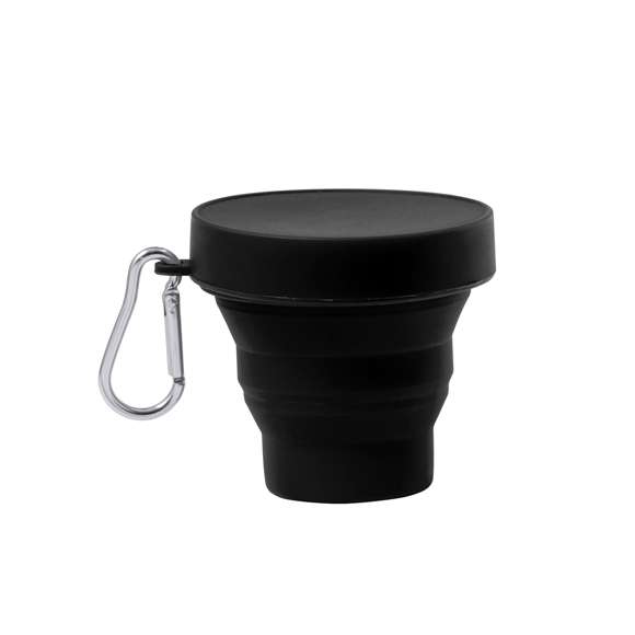 Vaso plegable de 160 ml de capacidad. Fabricado en silicona de alta calidad con tapón a juego. Con cuerpo flexible de acabado mate, este vaso puede ser plegado para un cómodo y sencillo almacenamiento. Incluye mosquetón metálico para fácil transporte. Libre de BPA. Disponible en variada gama de colores. Presentado en caja diseño kraft.
