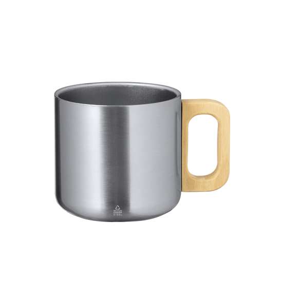 Original taza de doble pared y 400 ml de capacidad. Fabricada en Acero Inox Reciclado, con asa para un cómodo agarre en madera. Con logotipo Acero Inox Reciclado y disponible en varios colores. Presentada en caja individual de diseño kraft y con protector de papel.El acero es uno de los materiales más demandados y que puede encontrarse casi en todas partes, desde productos de uso diario a grandes construcciones. Con innumerables propiedades, entre las que cabe destacar la durabilidad y su alto grado de reutilización, convirtiéndolo en una alternativa muy valorada en soluciones de sostenibilidad. Debidamente tratado, permite obtener nuevos recursos de infinita utilización.