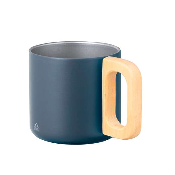 Original taza de doble pared y 400 ml de capacidad. Fabricada en Acero Inox Reciclado, con asa para un cómodo agarre en madera. Con logotipo Acero Inox Reciclado y disponible en varios colores. Presentada en caja individual de diseño kraft y con protector de papel.El acero es uno de los materiales más demandados y que puede encontrarse casi en todas partes, desde productos de uso diario a grandes construcciones. Con innumerables propiedades, entre las que cabe destacar la durabilidad y su alto grado de reutilización, convirtiéndolo en una alternativa muy valorada en soluciones de sostenibilidad. Debidamente tratado, permite obtener nuevos recursos de infinita utilización.