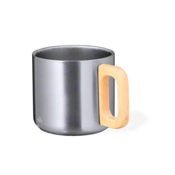 Original taza de doble pared y 400 ml de capacidad. Fabricada en Acero Inox Reciclado, con asa para un cómodo agarre en madera. Con logotipo Acero Inox Reciclado y disponible en varios colores. Presentada en caja individual de diseño kraft y con protector de papel.El acero es uno de los materiales más demandados y que puede encontrarse casi en todas partes, desde productos de uso diario a grandes construcciones. Con innumerables propiedades, entre las que cabe destacar la durabilidad y su alto grado de reutilización, convirtiéndolo en una alternativa muy valorada en soluciones de sostenibilidad. Debidamente tratado, permite obtener nuevos recursos de infinita utilización.