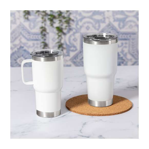 Taza térmica fabricada en acero inox reciclado, con doble pared y 600 ml de capacidad en color mate. Incluye tapa con cierre a presión, dosificador de fácil apertura y asa rígida para mayor comodidad. Es ideal para tener en tu escritorio, mesa o en cualquier superficie donde disfrutar tranquilamente de tu bebida favorita. Con logotipo Acero Inox Reciclado. El acero es uno de los materiales más demandados y que puede encontrarse casi en todas partes, desde productos de uso diario a grandes construcciones. Con innumerables propiedades, entre las que cabe destacar la durabilidad y su alto grado de reutilización, convirtiéndolo en una alternativa muy valorada en soluciones de sostenibilidad. Debidamente tratado, permite obtener nuevos recursos de infinita utilización