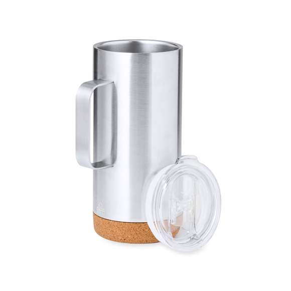 Taza térmica fabricada en acero inox reciclado de doble pared y 450 ml de capacidad. Con dosificador abrefácil en tapa, libre de BPA, y base en corcho natural. Con logotipo Acero Inox Reciclado. Es ideal para tener en tu escritorio, mesa o en cualquier superficie donde disfrutar tranquilamente de tu bebida favorita. El acero es uno de los materiales más demandados y que puede encontrarse casi en todas partes, desde productos de uso diario a grandes construcciones. Con innumerables propiedades, entre las que cabe destacar la durabilidad y su alto grado de reutilización, convirtiéndolo en una alternativa muy valorada en soluciones de sostenibilidad. Debidamente tratado, permite obtener nuevos recursos de infinita utilización.