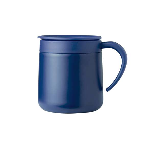 Taza térmica de sobremesa fabricada en acero inox de doble pared con aislamiento y 330 ml de capacidad. Incluye tapa a presión con dosificador abrefácil y base antideslizante. Disponible en variada gama de colores mate. Presentada en atractiva caja de diseño kraft.