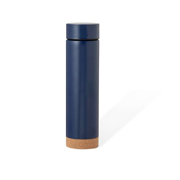 Termo en acero inox de 470 ml de capacidad con base de corcho. Con doble pared para mejor y más duradera conservación de la temperatura. Infusor incluido y sistema de apertura fácil a rosca. Disponible en variada gama de colores y presentado en atractiva caja de diseño kraft.Elaborado con elementos vegetales para así fomentar la utilización de materias primas naturales y reducir las emisiones contaminantes.