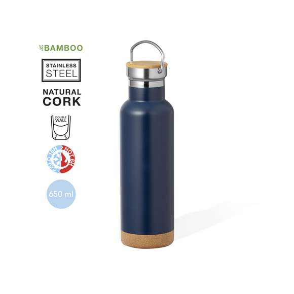 Bidón térmico de 650 ml de capacidad, fabricado en acero inox de doble pared. Incluye original tapón a rosca en acero inox, con detalle de bambú y asa integrada, y con original base de corcho. Disponible en variada gama de colores y presentado en caja individual de diseño kraft.