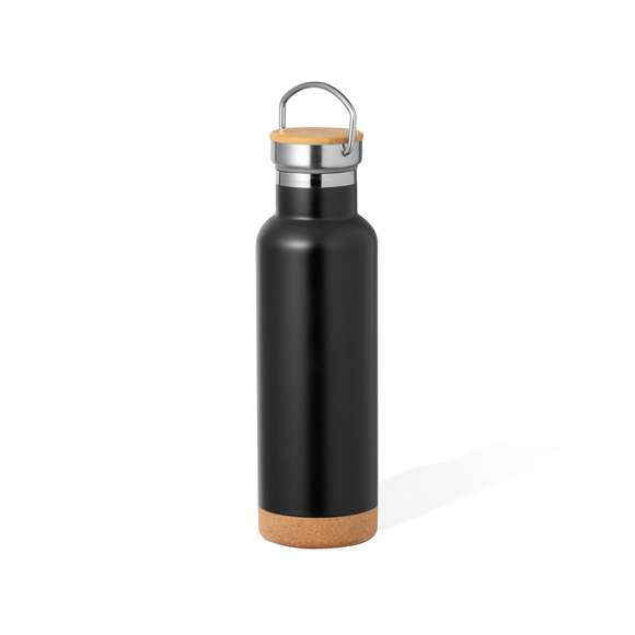 Bidón térmico de 650 ml de capacidad, fabricado en acero inox de doble pared. Incluye original tapón a rosca en acero inox, con detalle de bambú y asa integrada, y con original base de corcho. Disponible en variada gama de colores y presentado en caja individual de diseño kraft.