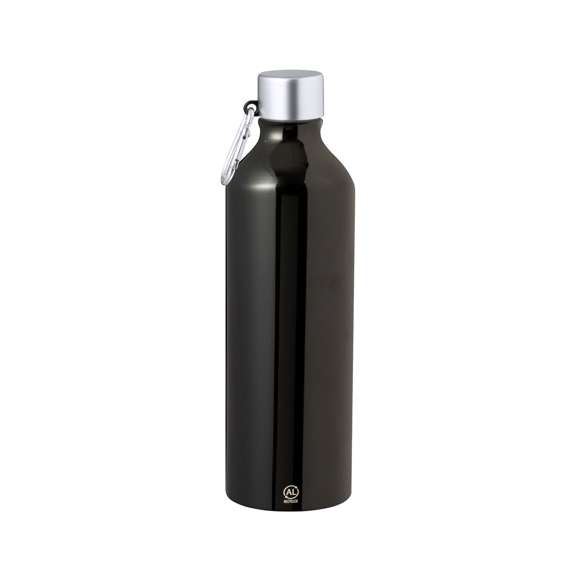 Bidón de Aluminio Reciclado de 800 ml de capacidad. De acabado mate, con tapón a rosca con mosquetón metálico para un fácil transporte y libre de BPA. Disponible en elegantes colores brillo. Presentado en caja individual de diseño kraft. El Aluminio Reciclado es un material con posibilidades de reciclaje casi infinitas, sin perder sus propiedades originales y consumiendo menos energía en este proceso.Certificación GRS (Global Recycled Standard / Estándar de Reciclaje Global), que garantiza el origen reciclado del material usado para fabricar el producto.