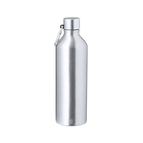 Bidón de Aluminio Reciclado de 800 ml de capacidad. De acabado mate, con tapón a rosca con mosquetón metálico para un fácil transporte y libre de BPA. Disponible en elegantes colores brillo. Presentado en caja individual de diseño kraft. El Aluminio Reciclado es un material con posibilidades de reciclaje casi infinitas, sin perder sus propiedades originales y consumiendo menos energía en este proceso.Certificación GRS (Global Recycled Standard / Estándar de Reciclaje Global), que garantiza el origen reciclado del material usado para fabricar el producto.