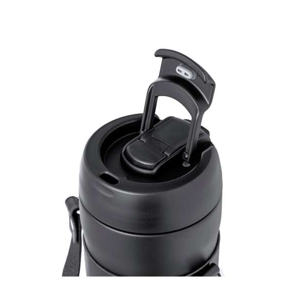Elegante bidón térmico de 700 ml de capacidad, fabricado en acero inox de doble pared. Original tapón a rosca con dosificador en la tapa y boquilla para pajita, incluida. Con asa de transporte y agarrador a juego en polipiel. Presentado en caja individual de diseño kraft.