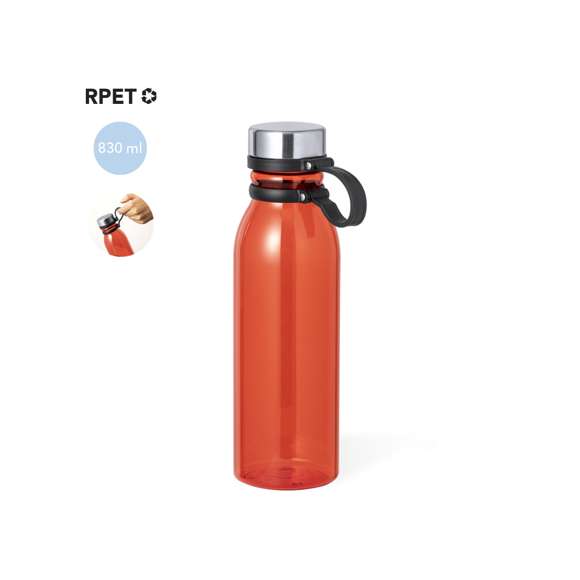 Bidón en RPET de 830 ml de capacidad. Tapón de seguridad de rosca en acero inox y original cinta de silicona para un fácil transporte. Disponible en variada gama de colores translúcidos. Libre de BPA y presentado en atractiva caja de diseño kraft. El material RPET se elabora a partir de plástico reciclado, para así fomentar la reutilización de residuos plásticos y ayudar a la sostenibilidad del planeta.