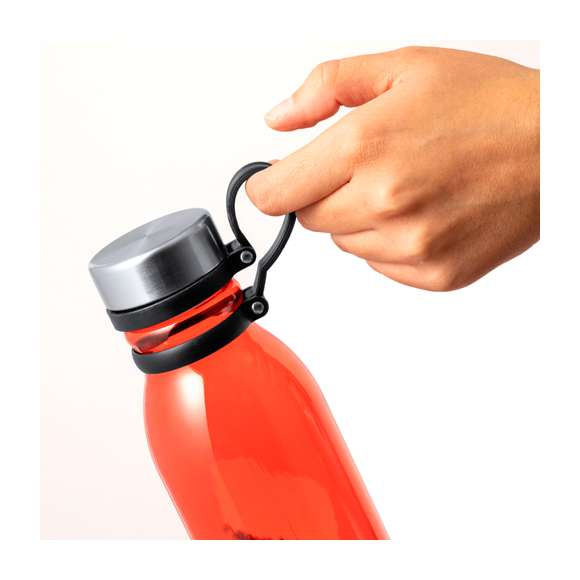 Bidón en RPET de 830 ml de capacidad. Tapón de seguridad de rosca en acero inox y original cinta de silicona para un fácil transporte. Disponible en variada gama de colores translúcidos. Libre de BPA y presentado en atractiva caja de diseño kraft. El material RPET se elabora a partir de plástico reciclado, para así fomentar la reutilización de residuos plásticos y ayudar a la sostenibilidad del planeta.